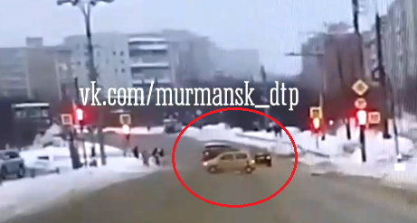 Опасная езда на перекрестке в Мурманске попала на видео Лихач