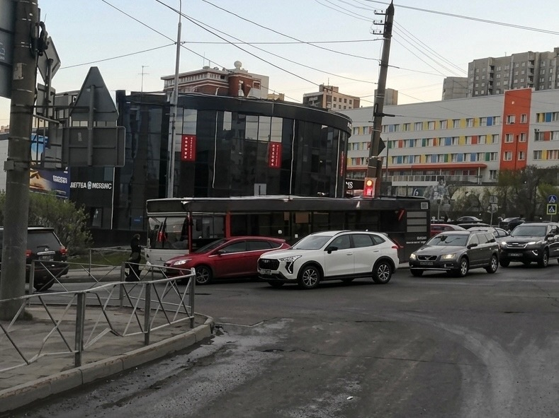 Мурманске автомобиль врезался в автобус: есть пострадавшие Авария