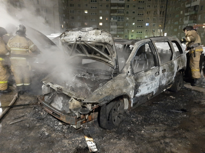 В Мурманске ночью дотла сгорели два автомобиля Пожар