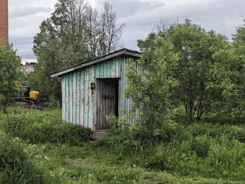 «Деревяшку» снесли, а туалет остался. Мурманчане жалуются на внешний вид двора Город