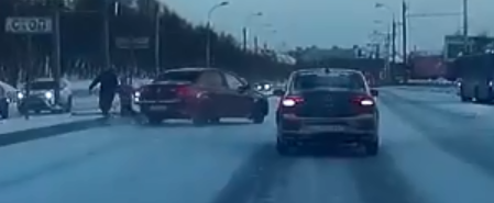 Водитель чудом избежал аварии на пешеходном переходе в Мурманске Пешеходный переход