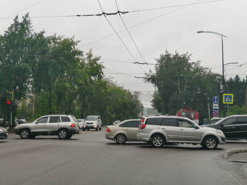 Преступника поймали на парковке гипермаркета в Мурманске Машины