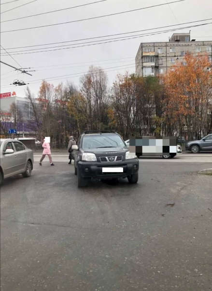 Мурманчане возмутились наглой парковкой водителя Машина