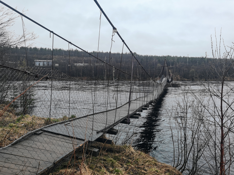 Затопило участки, закрыли мост. В Кольском округе борются со стихией Мост