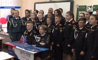 Новые школьные парты появились в Мурманской области Ученики