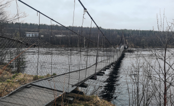 Затопило участки, закрыли мост. В Кольском округе борются со стихией Мост