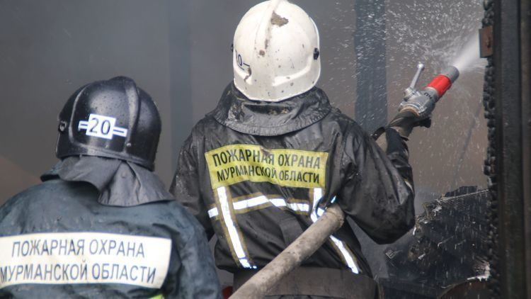 В Апатитах произошел пожар в квартире на Дзержинского, 49 Пожарные