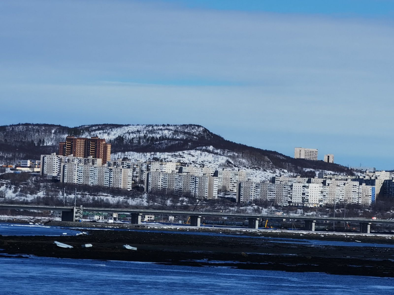 Соседи обнаружили труп в подъезде в Мурманской области Мост