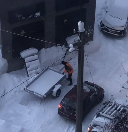 Мурманский водитель захватил парковочное место во дворе оригинальным способом Парковка