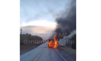 Горящий пассажирский автобус в Мурманской области попал на видео Пожар
