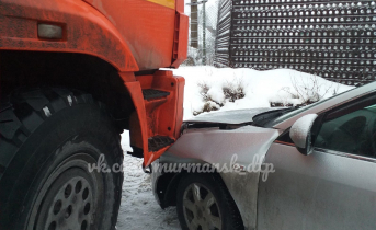 В Мурманске столкнулись КамАЗ и легковой автомобиль ДТП