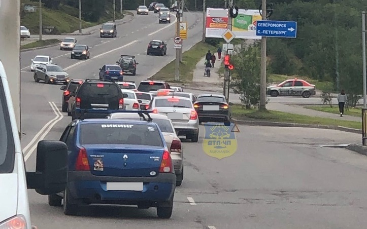 В Мурманске из-за ДТП образовалась длинная пробка Авария