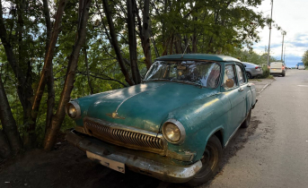 Легендарный советский автомобиль привлек внимание мурманчан Автомобиль