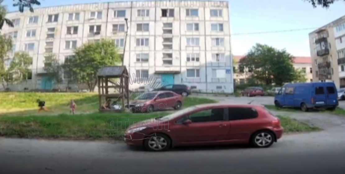 В Мурманске водитель врезался в площадку, на которой играли дети ДТП