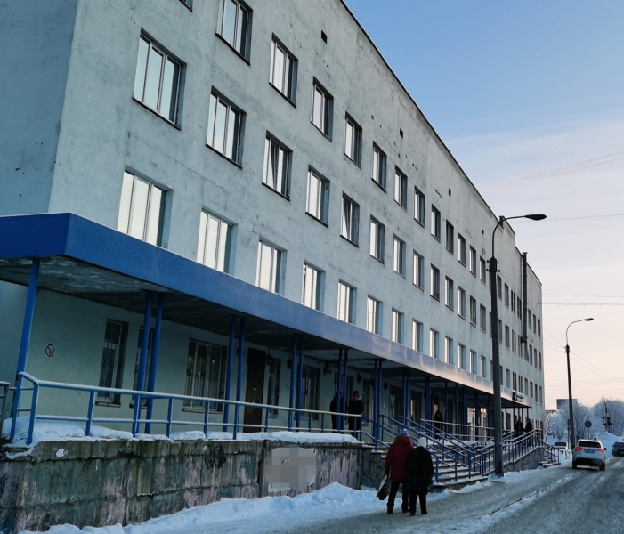 Одна из мурманских поликлиник прекратила закрывать «больничные» дистанционно Поликлиника