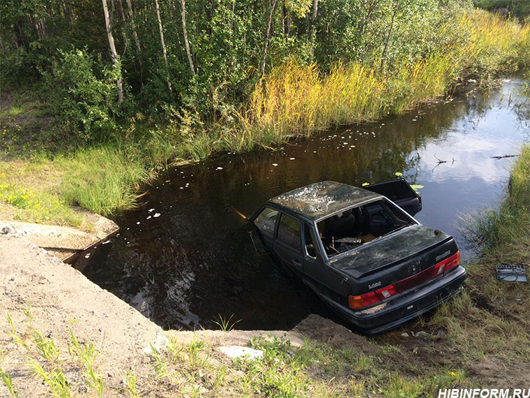 В Мурманской области автомобиль улетел с дороги в реку Авария