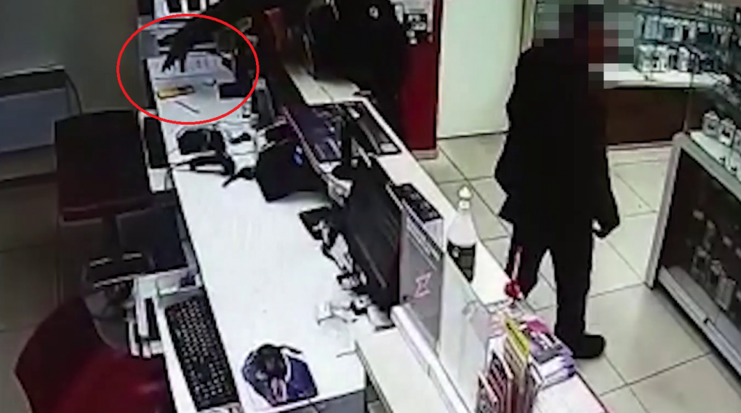 Момент кражи в магазине в Мурманской области попал на видео Кража