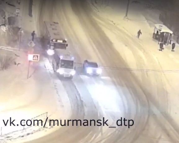 Момент столкновения автобуса с маршруткой в Мурманске попал на видео ДТП
