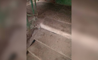 «Люди пострадают». Северяне предупредили об опасности в подъезде дома в Мурманске Лестница