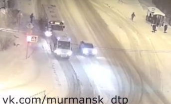 Момент столкновения автобуса с маршруткой в Мурманске попал на видео ДТП