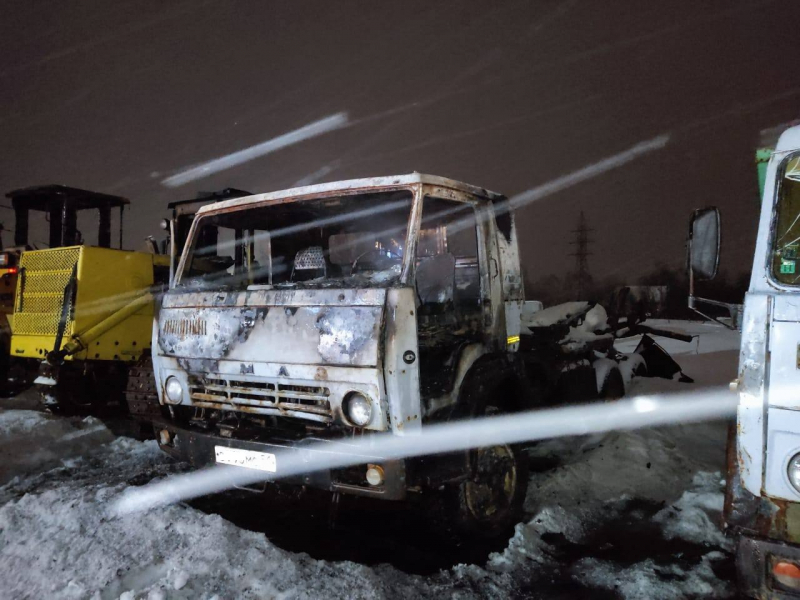 В Мурманской области ночью горела грузовая автотехника Пожар