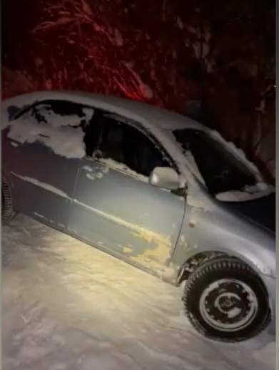 Спасение автомобиля из снежной ловушки в Мурманске попало на видео Автомобиль