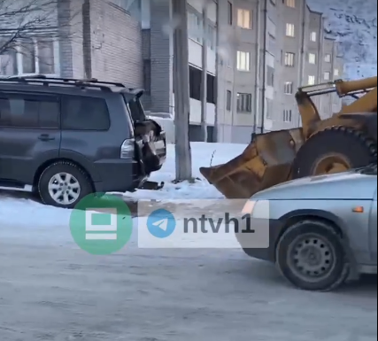 Погрузчик смял автомобиль в Мурманской области ДТП