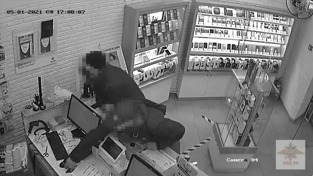 Момент кражи в магазине в Мурманске попал на видео Кража