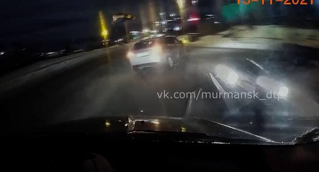 Момент аварии на перекрестке в Мурманске попал на видео Авария