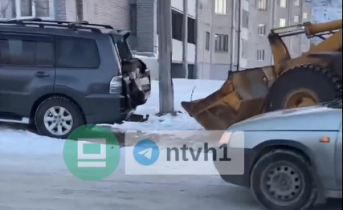 Погрузчик смял автомобиль в Мурманской области ДТП