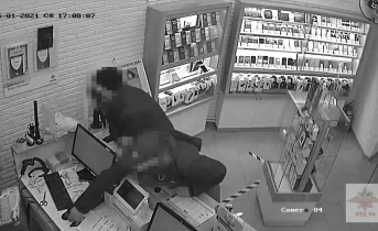 Момент кражи в магазине в Мурманске попал на видео Кража