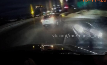 Момент аварии на перекрестке в Мурманске попал на видео Авария