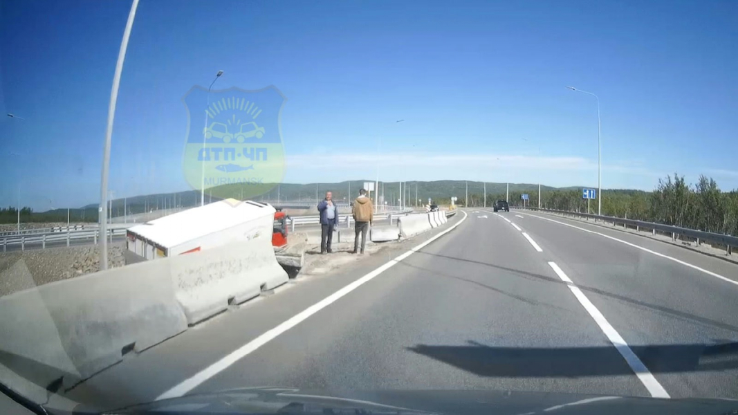 В Мурманске на Восточно-Объездной дороге грузовик выбросило в кювет Происшествие