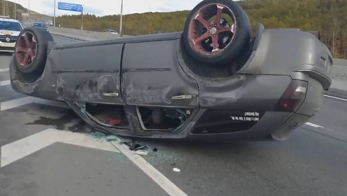 В Мурманске на «Ленинградке» перевернулся автомобиль Авария