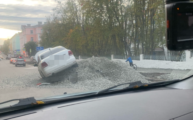 «Как это произошло?» Странная ситуация озадачила водителя в Мурманске Авария