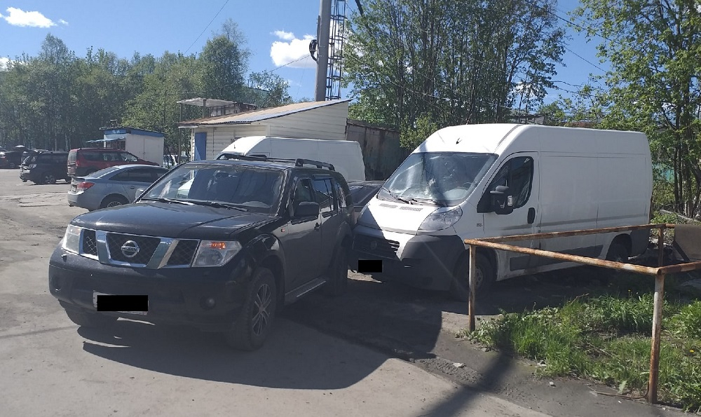 Автомобиль без водителя врезался в микроавтобус в Мурманске ДТП