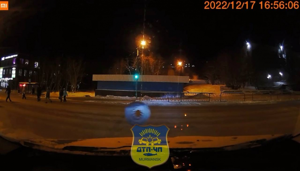 У пассажирского автобуса в Мурманске на ходу отлетело колесо Колесо