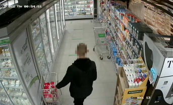 Момент ограбление в магазине в Мурманске попал на видео Кржа