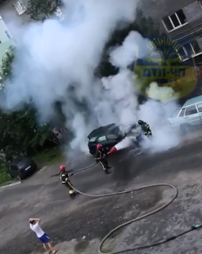Горящий автомобиль в мурманском дворе попал на видео Пожар