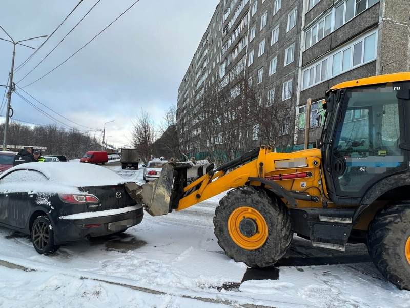 В Мурманске трактор протаранил автомобиль ДТП