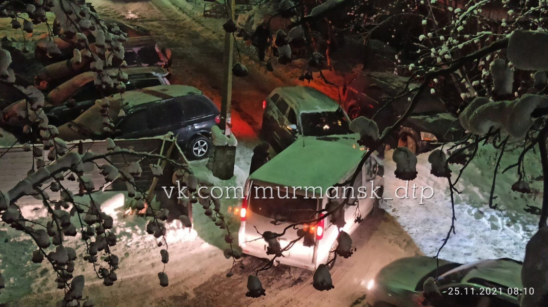Столкнувшиеся в мурманском дворе автомобили заблокировали проезд ДТП