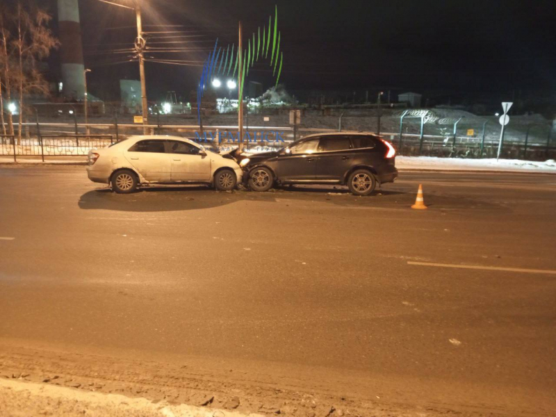 В центре Мурманска лоб в лоб столкнулись два автомобиля ДТП