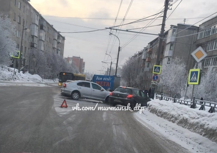 В Мурманске возле пешеходного перехода произошло ДТП ДТП