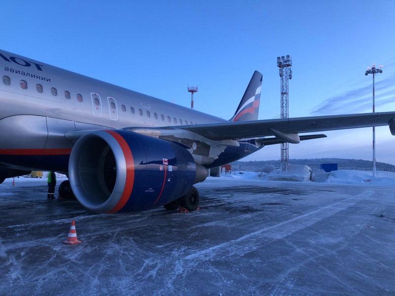 Несколько самолетов не смогли приземлиться в аэропорту Мурманска Самолет