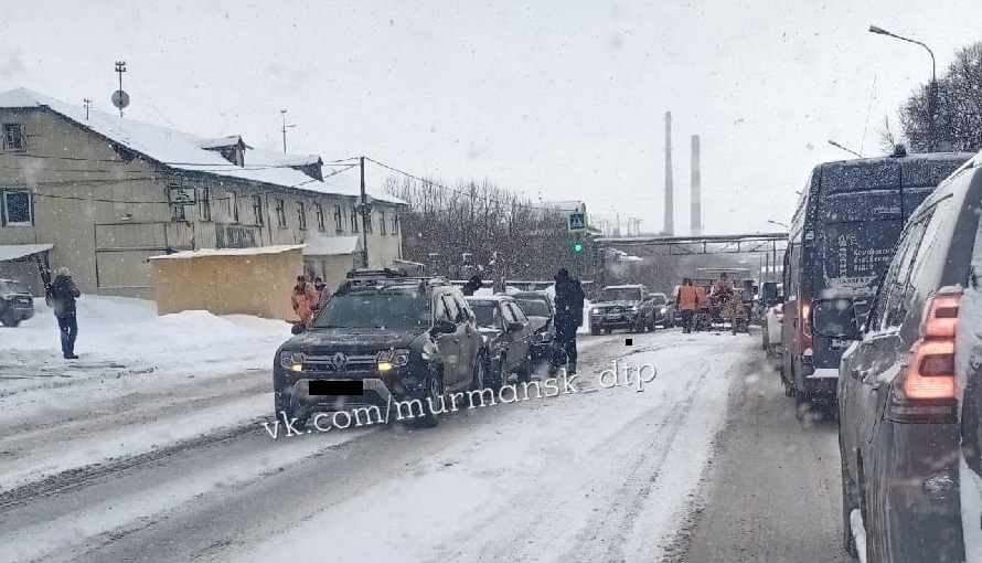 Из-за массовой аварии в Мурманске образовалась большая пробка ДТП