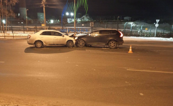 В центре Мурманска лоб в лоб столкнулись два автомобиля ДТП