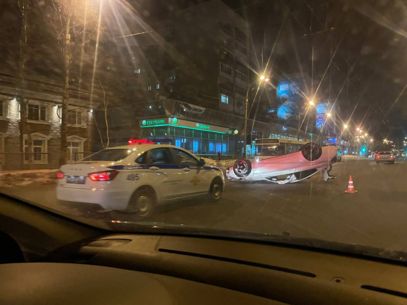 Автомобиль перевернулся на крышу в Мурманске ДТП
