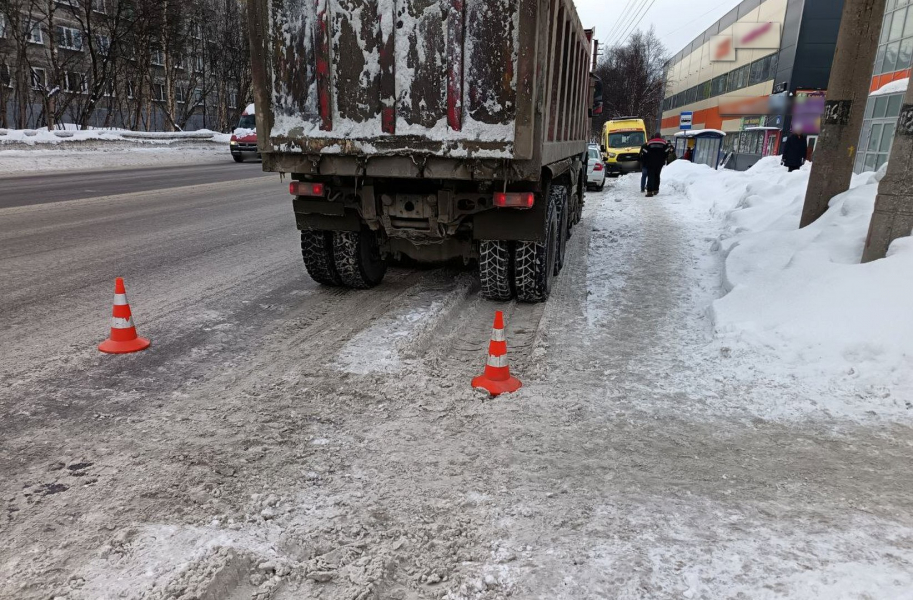 Грузовик наехал на пенсионерку в Мурманске Авария