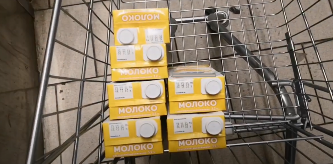 Прилавок магазина крупной торговой сети в Мурманске завален просрочкой Молоко