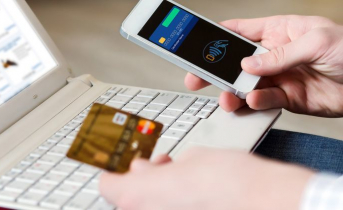 Мурманчанка лишилась свыше 119 тыс рублей при заказе пиццы телефон в руке